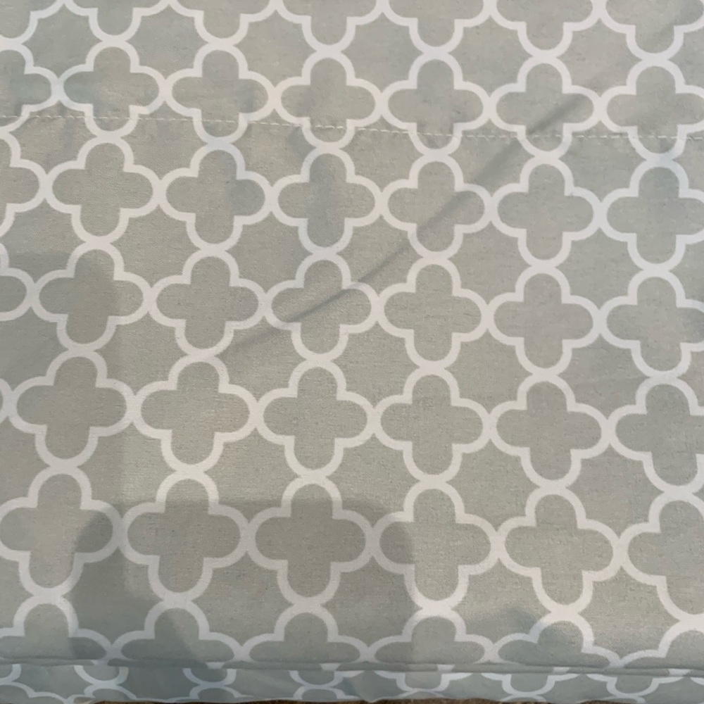 Gray and white duvet